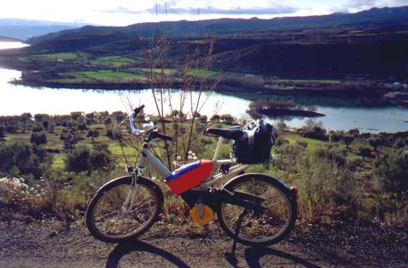 Flyer sobre el llac de Sant Antoni, cam de Claverol